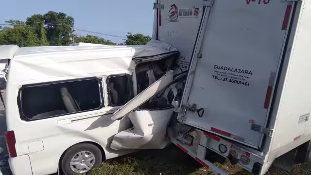 El accidente dejo tres personas heridas, una de ellas es el chofer