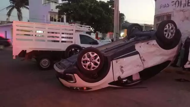 La camioneta se impactó conta un poste de luz tras el choque que dejó volcado el vehículo
