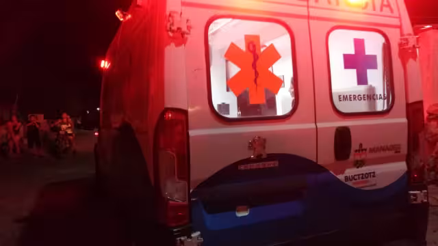 Las personas apedrearon al motociclista y a su acompañante por una aparente burla