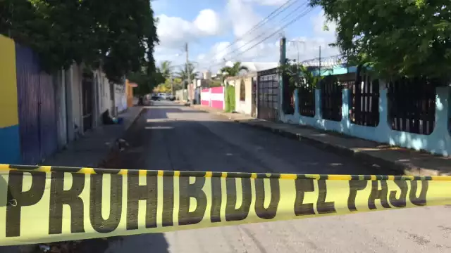 En el lugar aún se encuentra el cuerpo tirado, ya que se espera la llegada de la Semefo