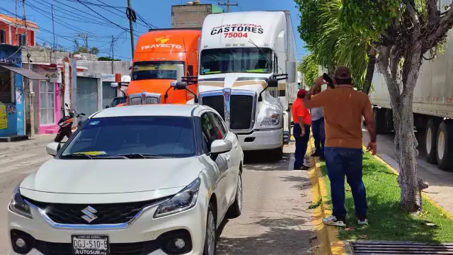 Choque entre tractocamión y auto causa caos vial frente a la ETI 21 en Ciudad del Carmen