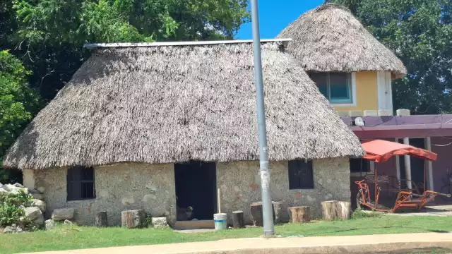 En Pomuch, Hecelchakán, construir un jacal de palma de huano cuesta alrededor de 40 mil pesos.