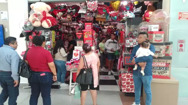 Las tiendas que envuelven regalos son las que más gente registran