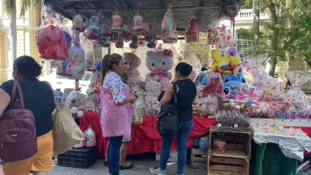 El Centro de Mérida se encuentra lleno de puestos de San Valentín