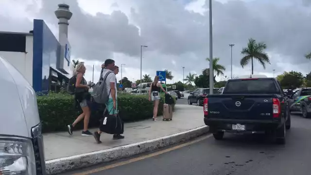 La congestión vehicular en la entrada al Aeropuerto Internacional de Cancún causó que los turistas buscaran otra manera de llegar a sus terminales
