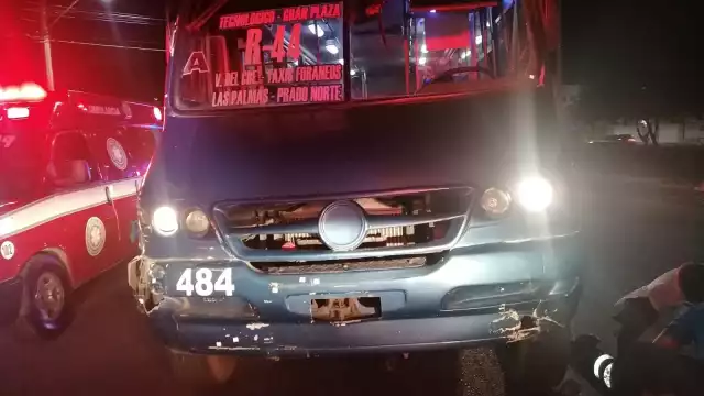 Elementos de la dirección de Tránsito, detuvieron al conductor para proceder conforme a la ley