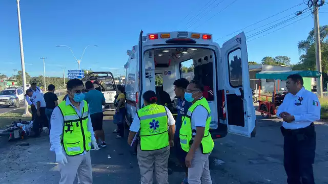 Dos jóvenes en motocicleta resultaron lesionados al ser impactados por un automóvil