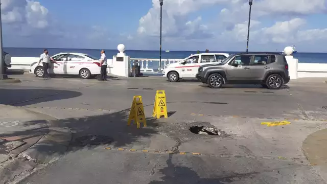 El socavón se formó esta mañana a la vista de turistas que transitaban por el Malecón de Cozumel