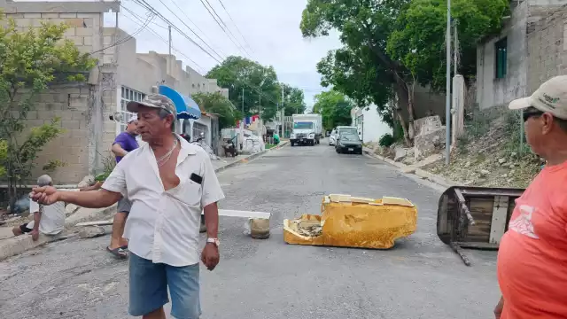 Poste a punto de caer y sin luz: vecinos piden solución urgente a la CFE