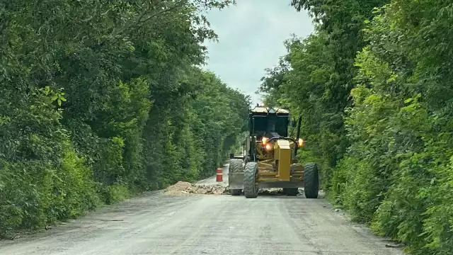 Constructora repara tramo Hopelchén–Dzibalchén, pero no coloca señalamientos viales.