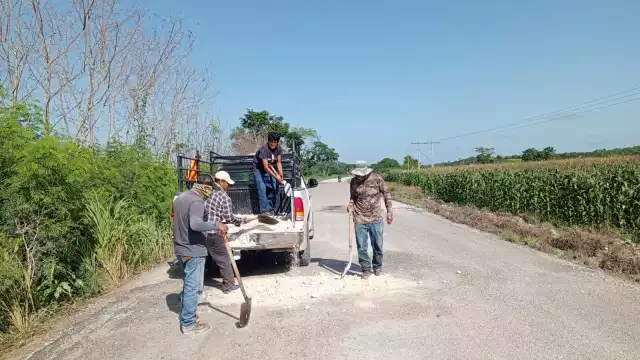 Habitantes de Yohaltún, Chilam Balam y Chaccheito bachearon tramos carreteros rumbo a Felipe Carrillo Puerto.