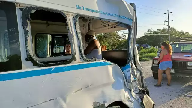 La combi de transporte público terminó con daños en la parte trasera luego de que el camión de personal le impactara por alcance