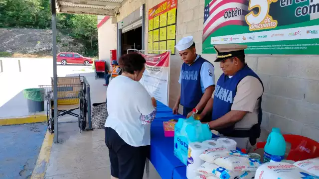 Marina instala centros de acopio en Campeche para ayudar a damnificados por lluvias en Veracruz