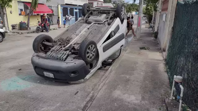 A consecuencia del choque la camioneta se volcó y el automóvil quedó atravesado en la calle