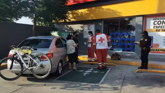 El hombre afectado salió corriendo hacia su auto narrándole a su esposa lo sucedido, sin embargo, solicitaron la presencia de los paramédicos Cruz Roja