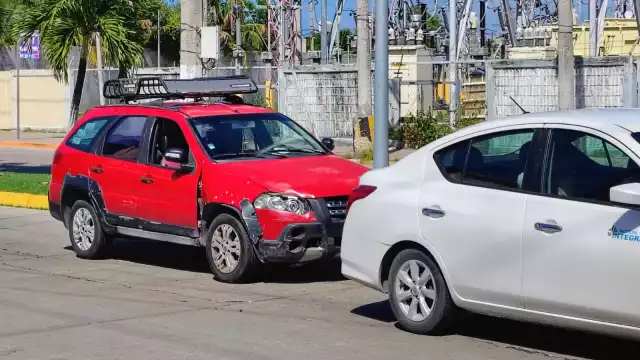 Choque entre camioneta Fiat y Nissan Versa frente al mercado de mariscos en la colonia Salitral.