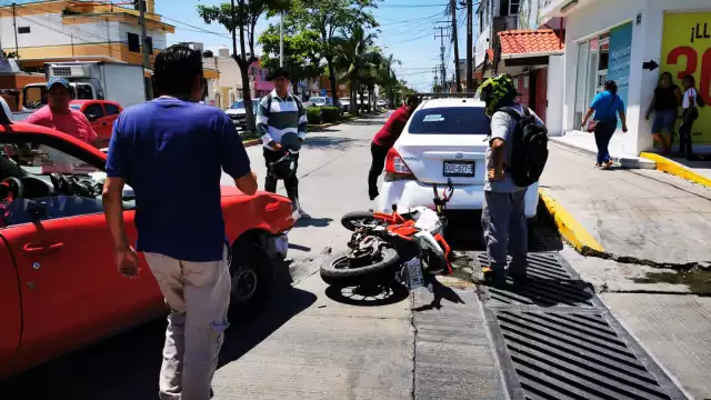Conductor intentó evitar otro choque y terminó causando uno más