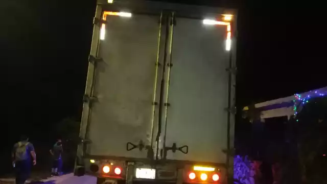 El conductor de la pesada unidad no se habría percatado de que el vehículo se atoró en el tendido, desprendiendo de raíz la toma de corriente y el medidor del domicilio