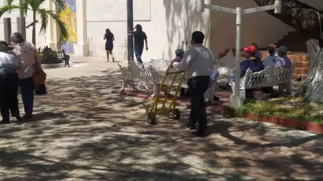 En el primer cuadro de la ciudad se observa a plataformeros que aguardan subida o contratación