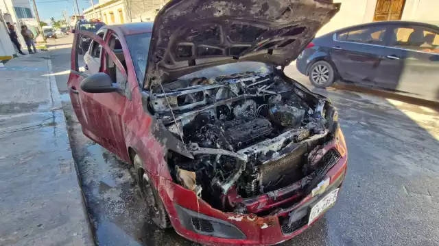 Carro arde en llamas en el centro de Progreso
