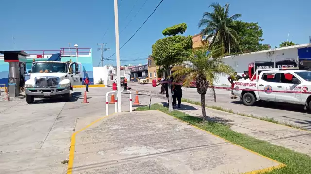 Con agua y arena lograron esparcir el diesel del suelo