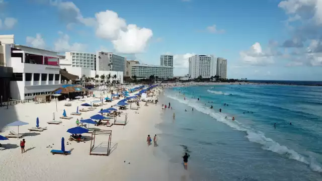 Las dunas costeras que hoy constituyen la Zona Hotelera de Cancún, fueron rellenadas para hacerlas más anchas, haciéndolas idóneas para la construcción de inmuebles