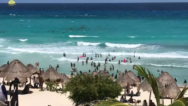 Turistas nacionales y locales arribaron a la playa para pasar un momento en familia