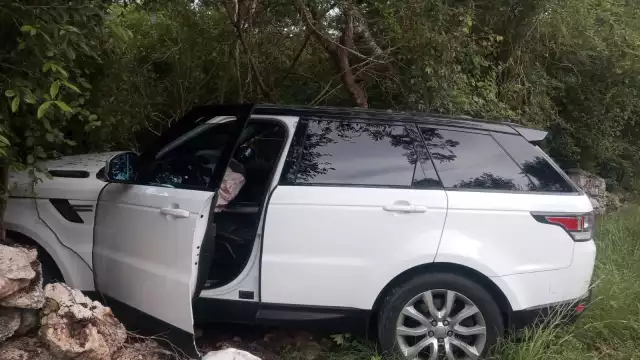 Camioneta pierde el control y se sale de la carretera en Baca, Yucatán