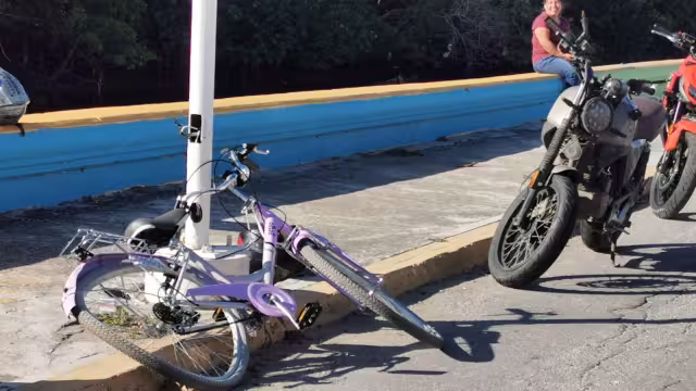 Ciclista accidentada en la Caleta.