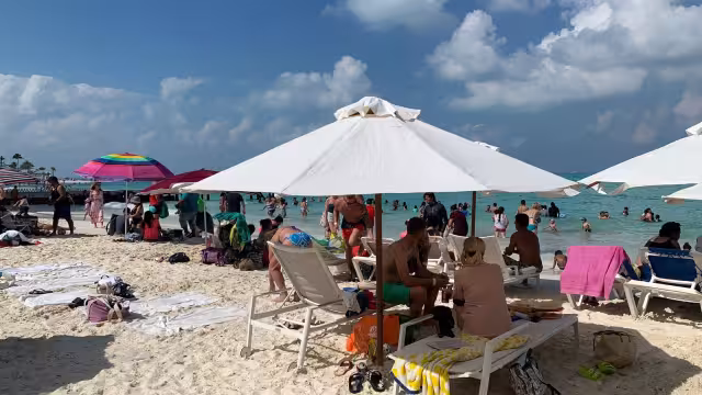 Los locales y turistas escogen Playa Caracol por sus aguas limpias y tranquilas
