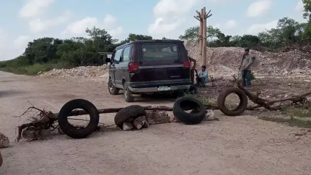 Los ejidatarios bloquearon el paso para impedir las construcciones y no planean quitarse hasta que se solucione la disputa legal