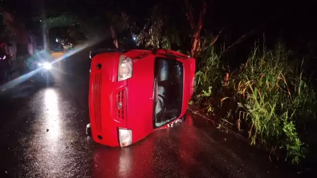 El hombre salió por la cajuela del vehículo y huyo del lugar, pero más tarde lo detuvieron