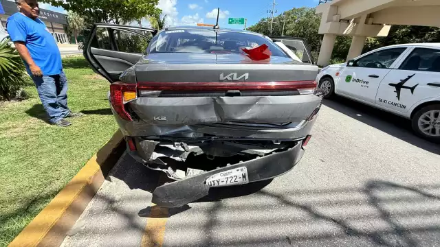 Un aparatoso choque se registró en el boulevard Playa del Carmen, a la altura de la avenida 28 de Julio.