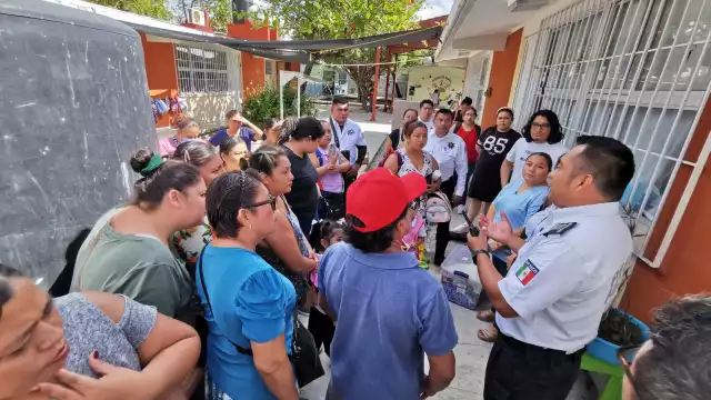 Padres de familia irrumpen en kínder de San Nicolás tras denuncia de maestra retenida