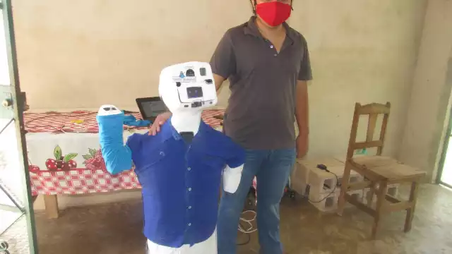 Con el robot, el joven de 22 años busca generar una menor exposición al virus