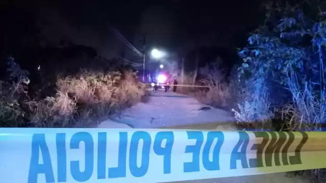 El cuerpo fue encontrado en una de las calles de terracería de Cuna Maya en Cancún, lugar que fue acordonado por policías, y hasta donde llegó Servicios Periciales de la FGE Q.Roo