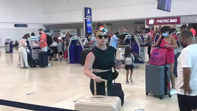 Algunos viajeros se niegan a usar el cubrebocas, pese a que Asur indicó que se mantiene su empleo obligatorio dentro del aeropuerto de Cancún