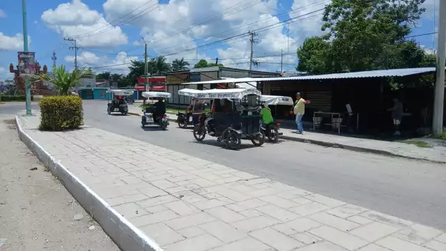 Un mototaxi de Escárcega, conducido a exceso de velocidad, perdió el control y chocó contra una camioneta estacionada.