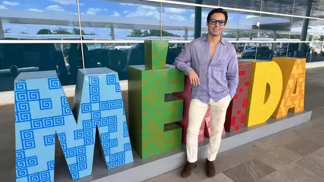 Ernesto D'Alessio posa junto a las letras de Mérida