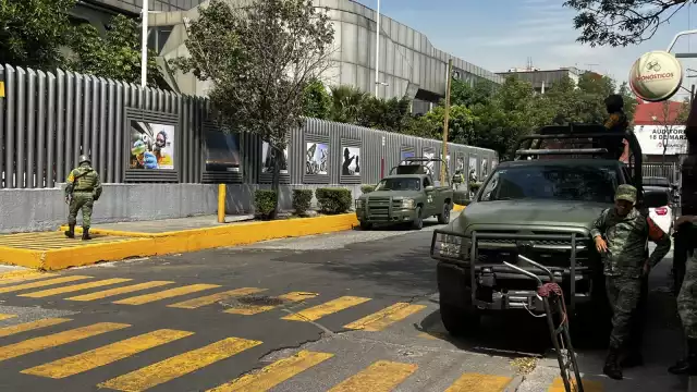 Elementos de la Sedena realizan un operativo en la torre de Pemex en la CDMX