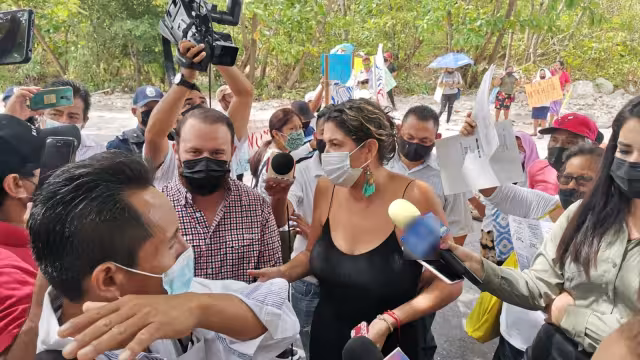 Los manifestantes recibieron a los funcionarios públicos