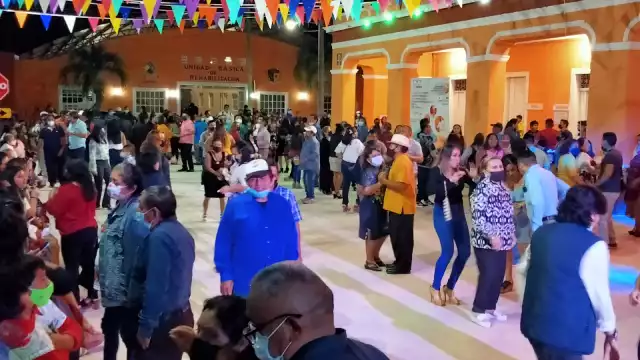 El ritmo de la música hizo olvidar el frío a los que acudieron a la pista de baile del pueblo