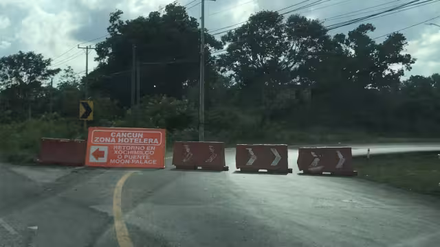 La vía permanecerá cerrada para agilizar el tráfico vehicular que se registra en el Aeropuerto de Cancún