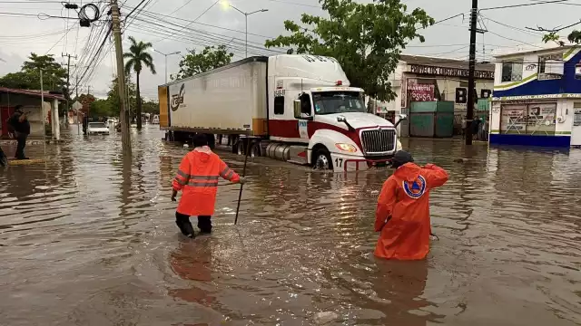 El nivel del agua subió en diferentes calles y avenidas