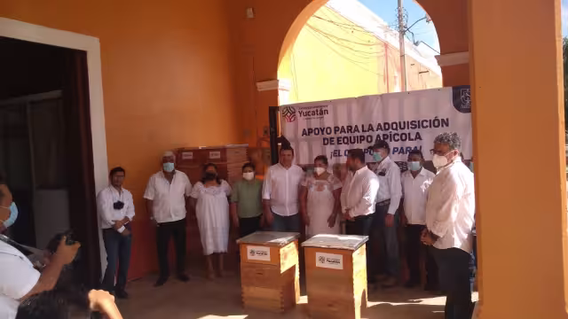 La primera apicultura, que recibió su apoyo estatal fue la ciudadana, Irma Guadalupe Durán Quintal