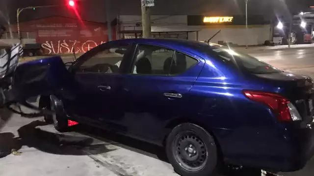 El automóvil fue abandonado por su dueño en el lugar del accidente, sobre la avenida José López Portillo en Cancún