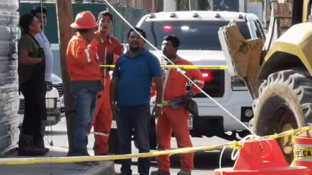 Dos trabajadores quedan lesionados al caerse de 7 metros junto con la barda que derribaban en lo que fue antes “Bahía 56” de la colonia Miami

