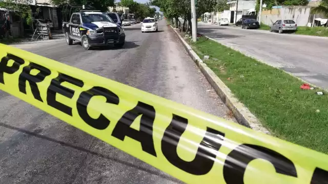 Policías acordonaron el área donde murió la conductora de un automóvil particular en Cancún, en espera de Servicios Periciales