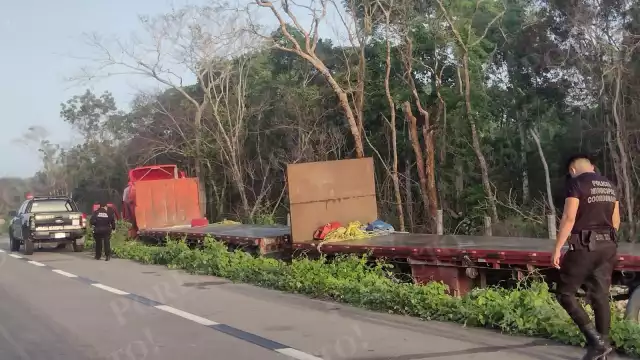 El tráiler es de una empresa que transporta material para la construcción