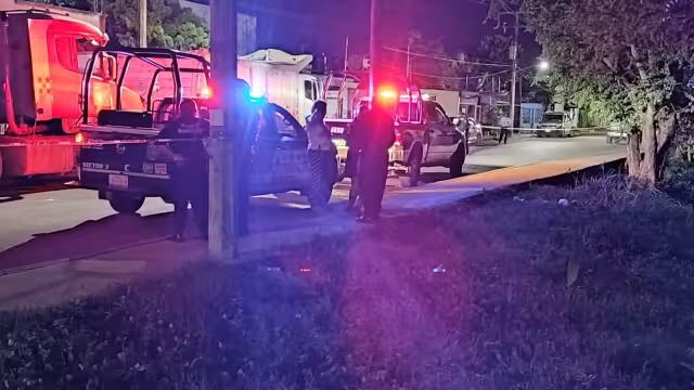 El ataque ocurrió la noche del martes; al parecer, el objetivo era la mamá del menor, quien llevaba en una mano a su hijo y en la otra, un tabique de marihuana.